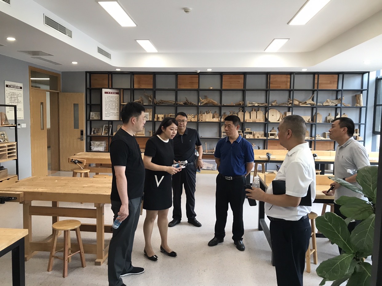 兴华生态公司副总经理郑颿陪同区教育局副局长陈隐阵、管委会主任彭睿、金苹果集团调研北湖片区配套学校情况