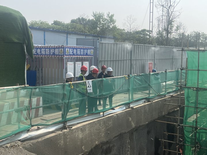 兴华生态公司副总经理郑颿检查桂林小学、秀水小学项目建设进度