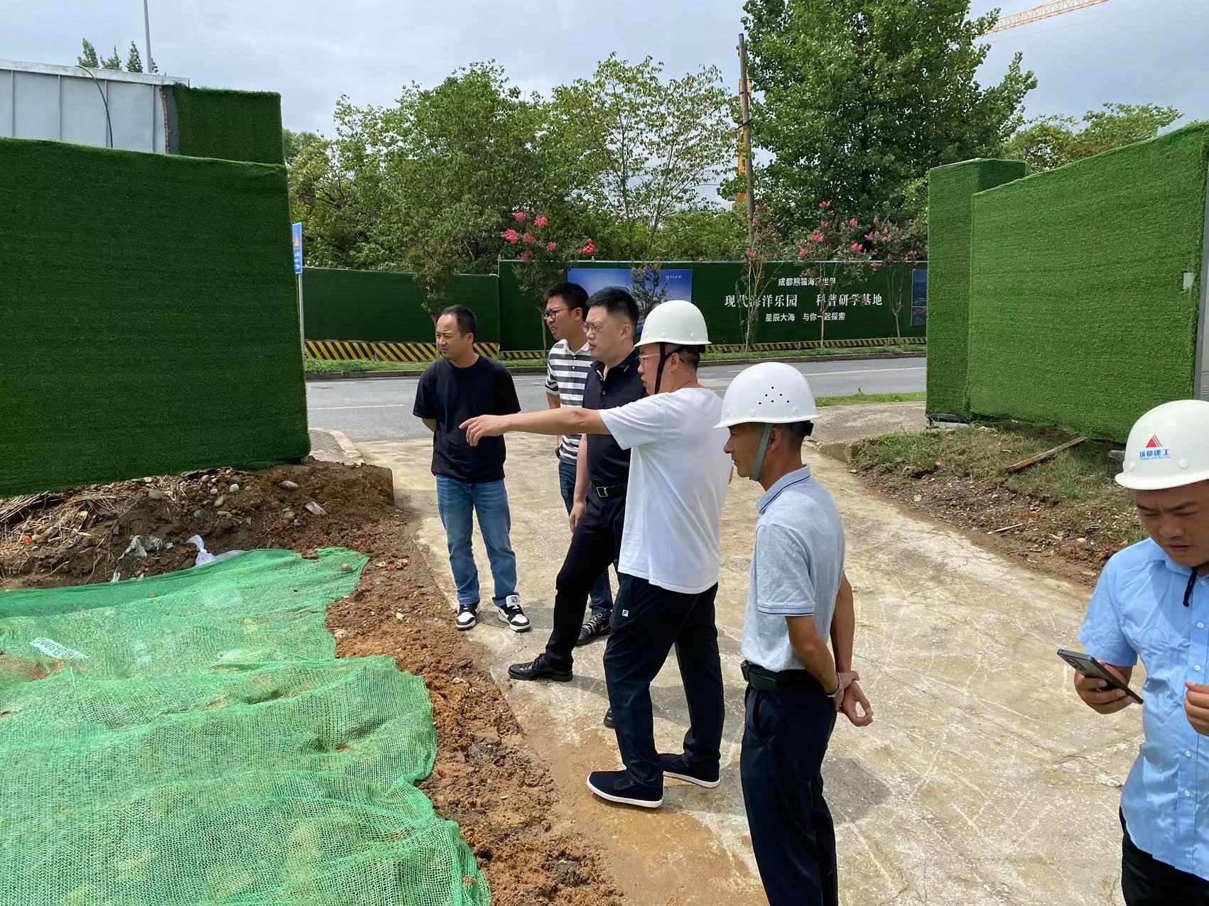 公司副总经理郑颿带队督查在建项目建设情况